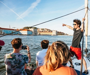 Lisboa: Desfruta de um cruzeiro ao pôr do sol ou à noite num veleiro no rio Tejo