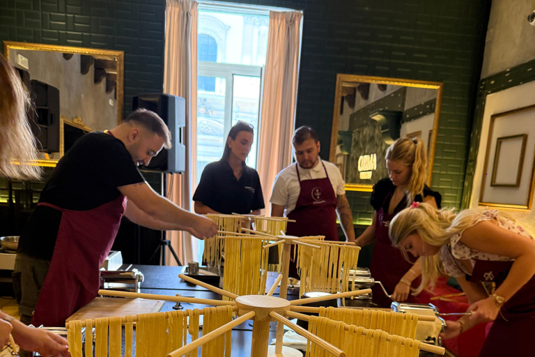 Segredos napolitanos: aula de massa e tiramisù para amantes da gastronomiaSegredos Napolitanos: Aula de Massa e Tiramisù para quem curte comida