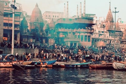 Duchowa wycieczka do Kashi: Manikarnika Ghat i zanurzenie w kulturze.