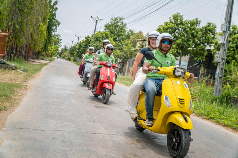 Battambang: Vespa City Tour with Hotel Pickup
