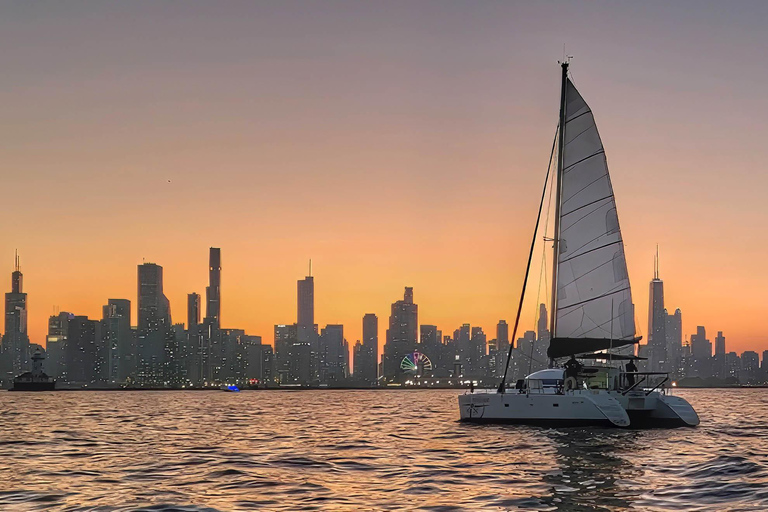 Chicago: Privates Katamaran-Segeln für bis zu 12 PersonenChicagos größter Katamaran Private Sail 3 Std.