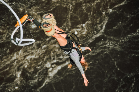 Saut à l&#039;élastique sur le pont des chutes Victoria