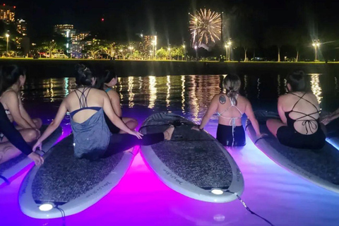 Honolulu: Clase de Yoga Fluido y Brillo de Fuegos Artificiales