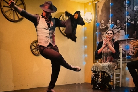 Sevilla: Espectáculo Flamenco con Copa en Tablao La Cantaora