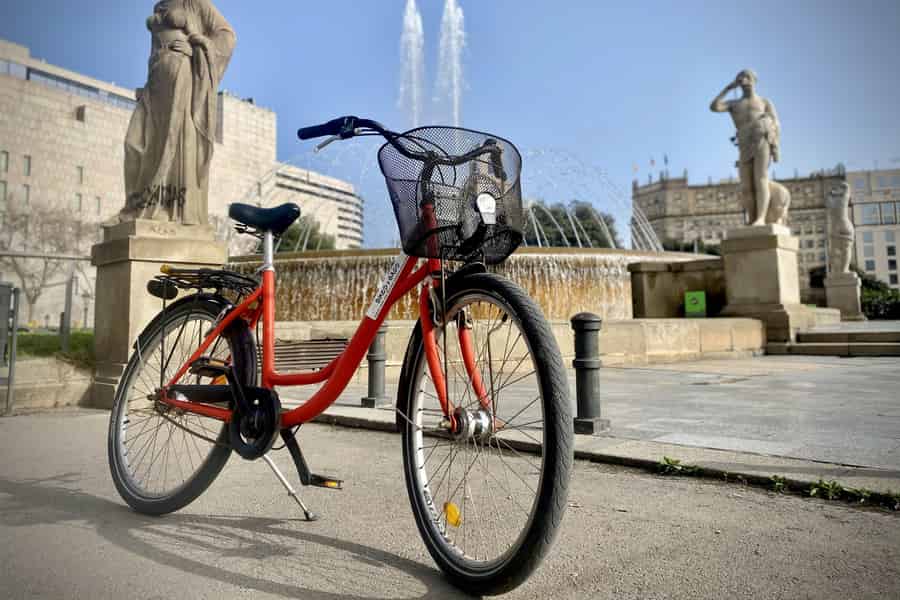 Barcelona: Ganztägige Fahrrad-/E-Bike-Miete mit Helm und Schloss. Foto: GetYourGuide