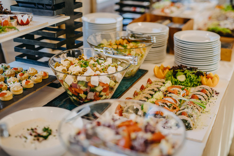 Budapest: Crucero Buffet de Nochevieja con Bebidas IlimitadasCena crucero de Nochevieja Piso turístico