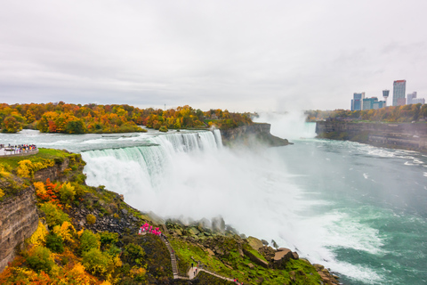 Niagarafälle: Geführte Falltour mit Abendessen und Feuerwerk