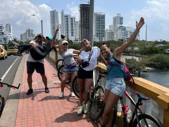 CARTAGENA : PROMENADE À VÉLO AVEC DÉJEUNER DANS L'ENDROIT PRÉFÉRÉ DE BOURDAIN