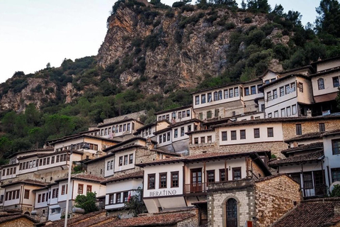 Desde Tirana: Visita de un día a la ciudad de Berat, UNESCO, y al lago BelshiCiudad de Berat UNESCO y Lago Belshi: Excursión de un día desde Tirana