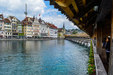 Lucerne: Private Transfer to Geneva with Montreux Stop