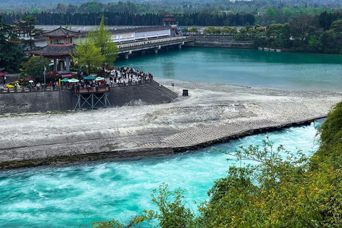 Chengdu: Qingcheng-berg, Dujiangyan en Sichuan-operaQingcheng Mountain, Dujiangyan&amp;SiChuan Opera All-Inclusive