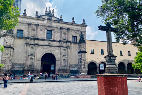 Mexico City: Intimate Frida Walking Tour & La Casa Azul.