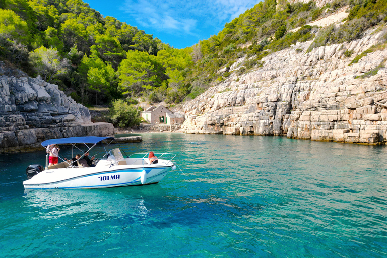 Makarska: 3-Island Speedboat Tour with Cave and Blue Lagoon Tour with Pick-up
