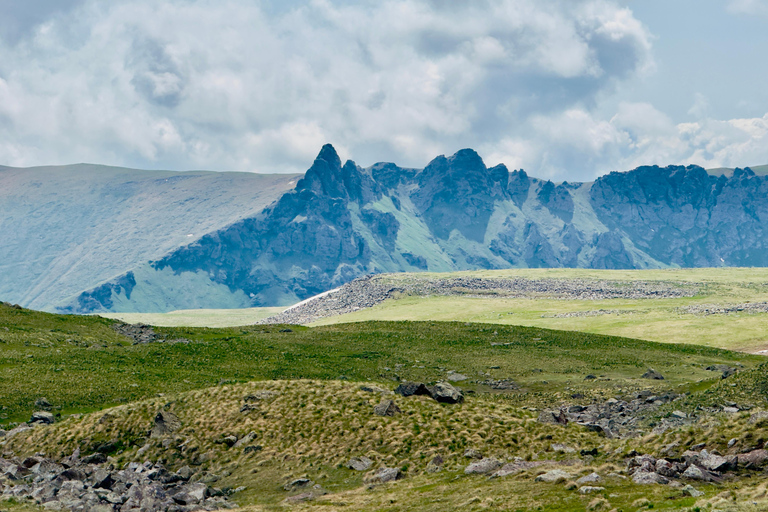 Yerevan: Azhdahak Mountain Hike with Jeep Ride