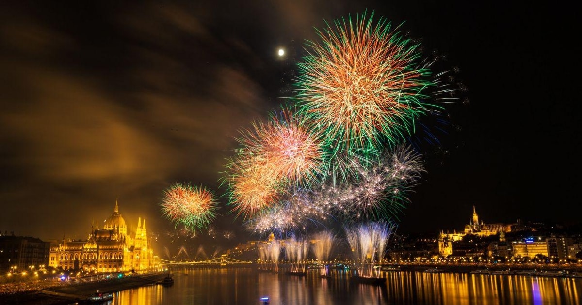 Fireworks Sightseeing Cruise with 1 Drink | GetYourGuide