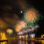 Crucero turístico con fuegos artificiales y 1 bebida