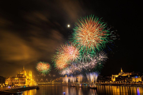 Fireworks Sightseeing Cruise with 1 Drink Fireworks Sightseeing Cruise