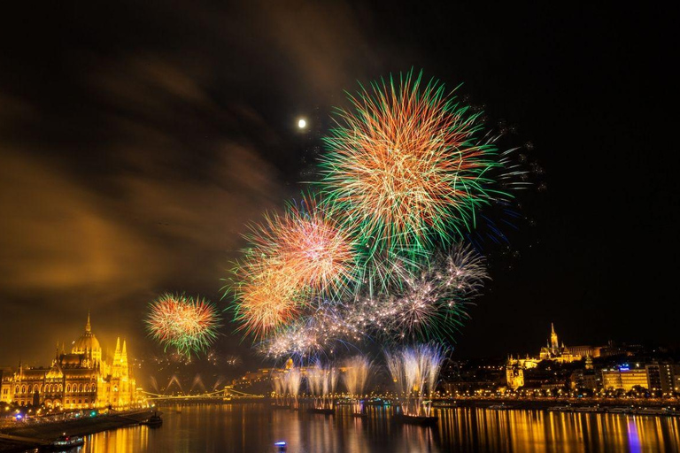 Fireworks Sightseeing Cruise with 1 Drink Fireworks Sightseeing Cruise