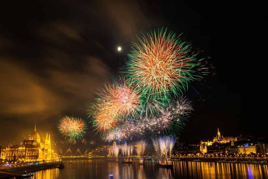 Feuerwerk Sightseeing Cruise mit 1 Getränk. Foto: GetYourGuide Feuerwerk Sightseeing Cruise mit 1 Getränk. Foto: GetYourGuide