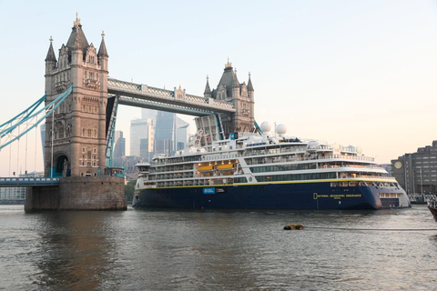 London to Southampton Port - Optional Via Stonehenge 4 Passengers MPV Vehicle
