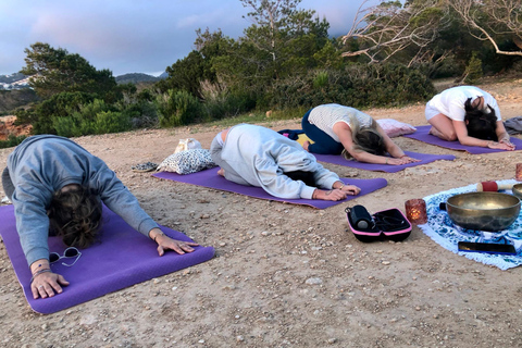 Aventura de Yoga Privada en Es VedraYoga en Ibiza: Experiencia privada de yoga mágico en Es Vedra