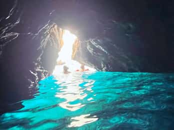 Makarska: 3 islas, cuevas, acantilados, Jelsa, laguna, columpios en la playa.