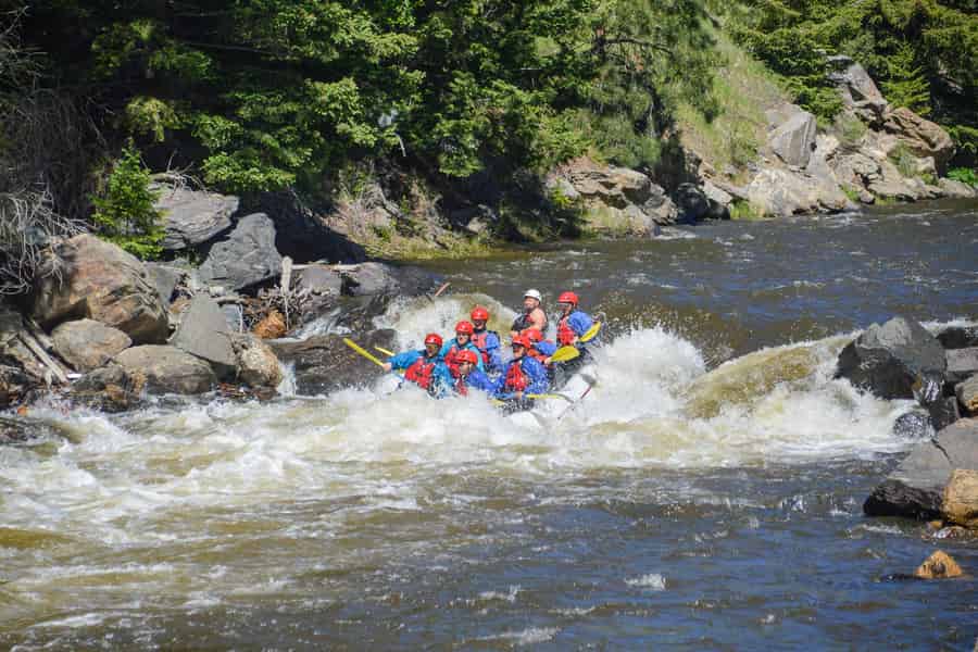 Clear Creek: Fortgeschrittene/mittelschwere 2,5-stündige Rafting-Tour - Idaho Springs, CO. Foto: GetYourGuide Clear Creek: Fortgeschrittene/mittelschwere 2,5-stündige Rafting-Tour - Idaho Springs, CO. Foto: GetYourGuide