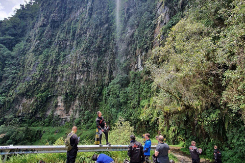 La Paz: Death Road Mountain Bike Tour z lunchem