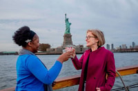Crucero de Manhattan, estatua y horizonte a bordo de un yate de lujo - Housity