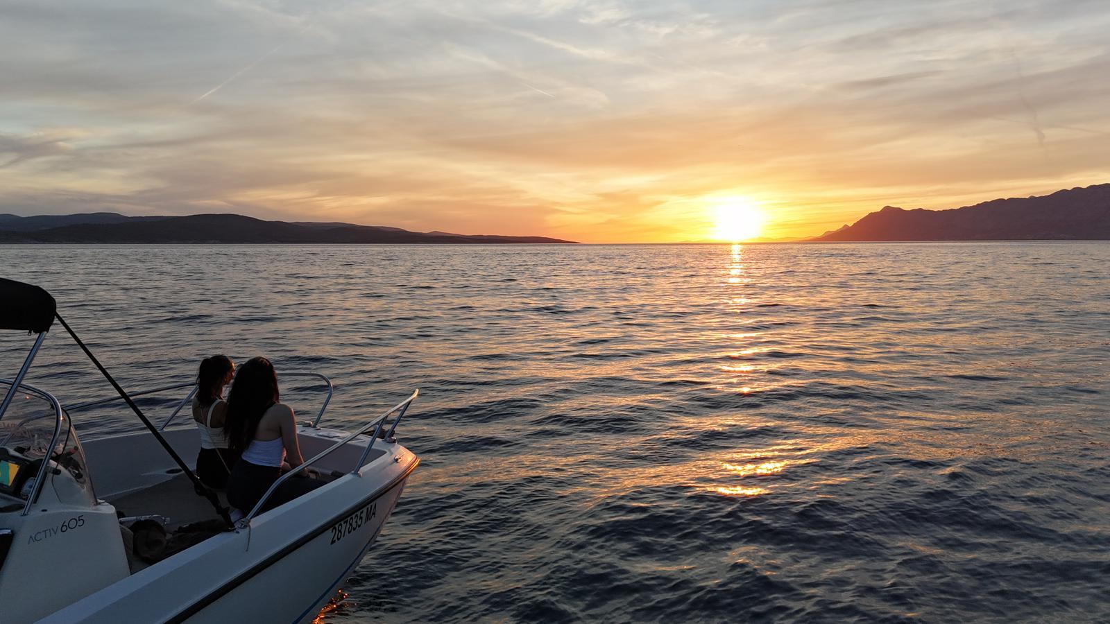 Makarska: Bootstour zur goldenen Stunde bei Sonnenuntergang mit ortsansässigem Skipper