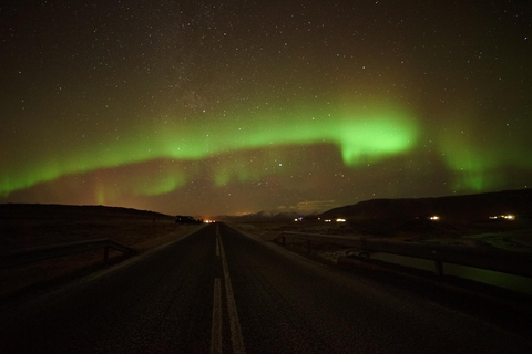 Reykjavik: Tour dell&#039;aurora boreale in minibus con cioccolata calda