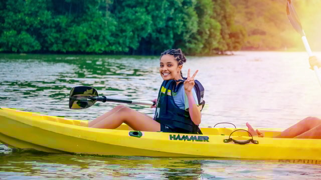 Kajakken bij zonsondergang op de lagune van Negombo