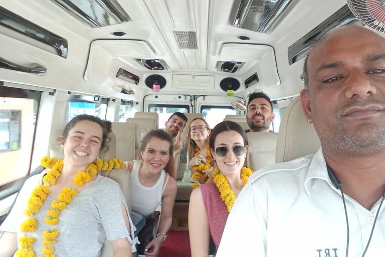 Dagtour door JaipurHuur Tempo Reiziger Met Chauffeur Voor Rajasthan Tour