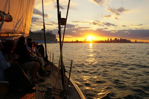 Voile au coucher du soleil au champagne dans le port de Boston depuis Rowes WharfCroisière du dimanche au vendredi