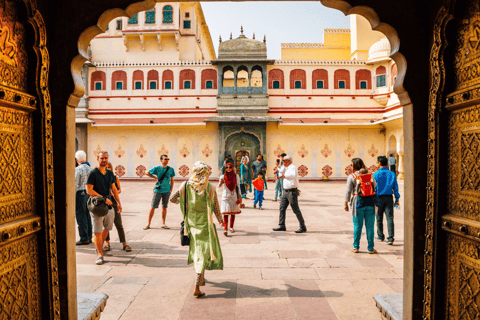 Z Delhi: jednodniowa wycieczka do Jaipur z transferemSamochód z kierowcą, przewodnik, bilety wstępu do zabytków i lunch