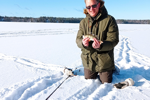 Desde Helsinki, experiencia de pesca en hielo con comida y bebida.