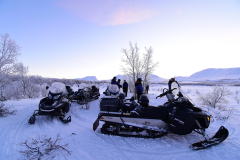 Abisko: Sneeuwscooter sightseeingSneeuwscooter bekijken - Rijden met je eigen machine