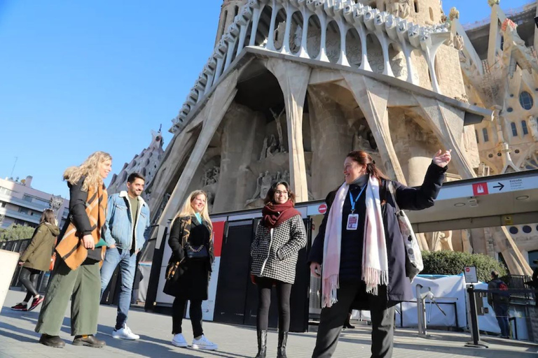 Barcelona: Sagrada Familia Skip The Line Insider Guided Tour Tour in Spanish (Monday)