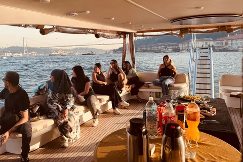Istambul: Cruzeiro pela manhã ou ao pôr do sol com guia e lanches