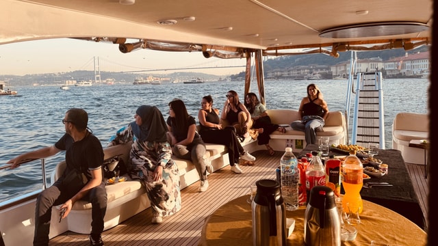 Istanbul: Morning or Sunset Cruise with Guide and Snacks