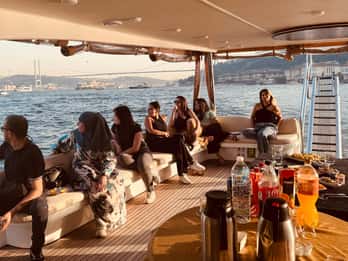 Istanbul: Morning or Sunset Cruise with Guide and Snacks