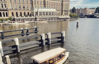 Amsterdam: Luxus Private Grachtenfahrt in Deutsch mit Getränke