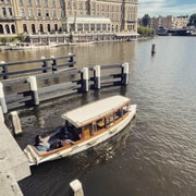 Ámsterdam: paseo privado de lujo por los canales en alemán con bebidas