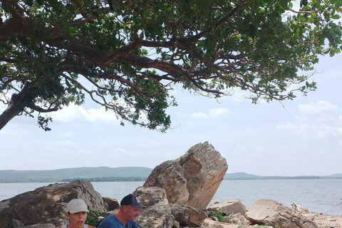 Sigiriya to Trincomalee: Kayaking & Floating Restaurant Tour