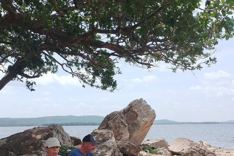 Sigiriya to Trincomalee: Kayaking & Floating Restaurant Tour