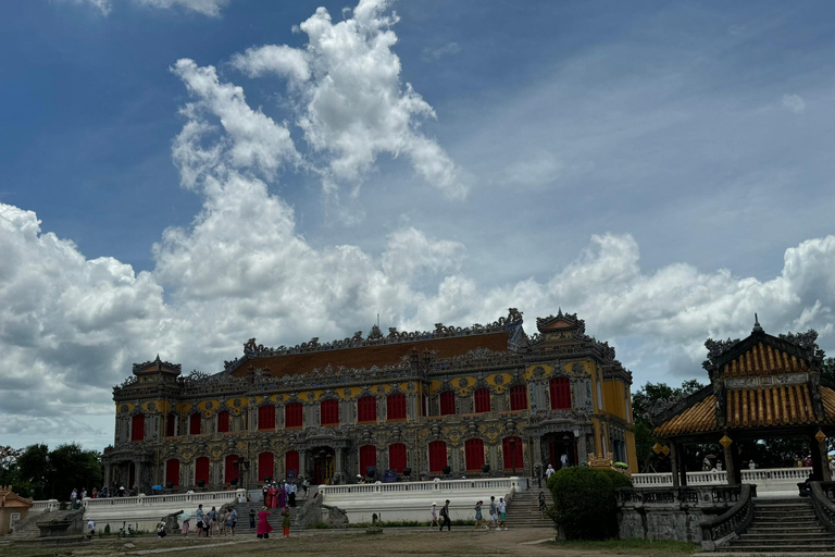 Desde Da Nang: Ciudad imperial de Hue con el paso o los túneles de Hai VanDesde Da Nang: Exploramos Hue Imperial con los túneles de Hai Van