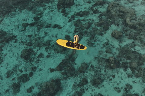 Gili Trawangan: SUP-paddleboarden bij zonsopgang met dronefotoGili Trawangan: Stand-up paddle met drone-opnames en gids