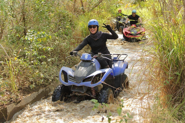 Uluwatu: Mud ATV Quad Bike Adventure Guided TourTandem-ATV-Fahrt mit Treffpunkt