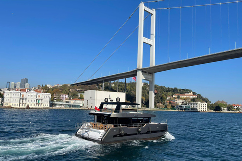 Istanbul: Tour auf dem Bosporus mit MittagessenTour auf dem Bosporus und den zwei Kontinenten Istanbuls