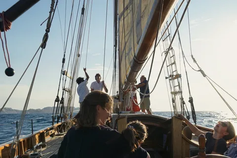 Marseille : Cocktail dînatoire en croisière au coucher du soleil dans les îles du Frioul